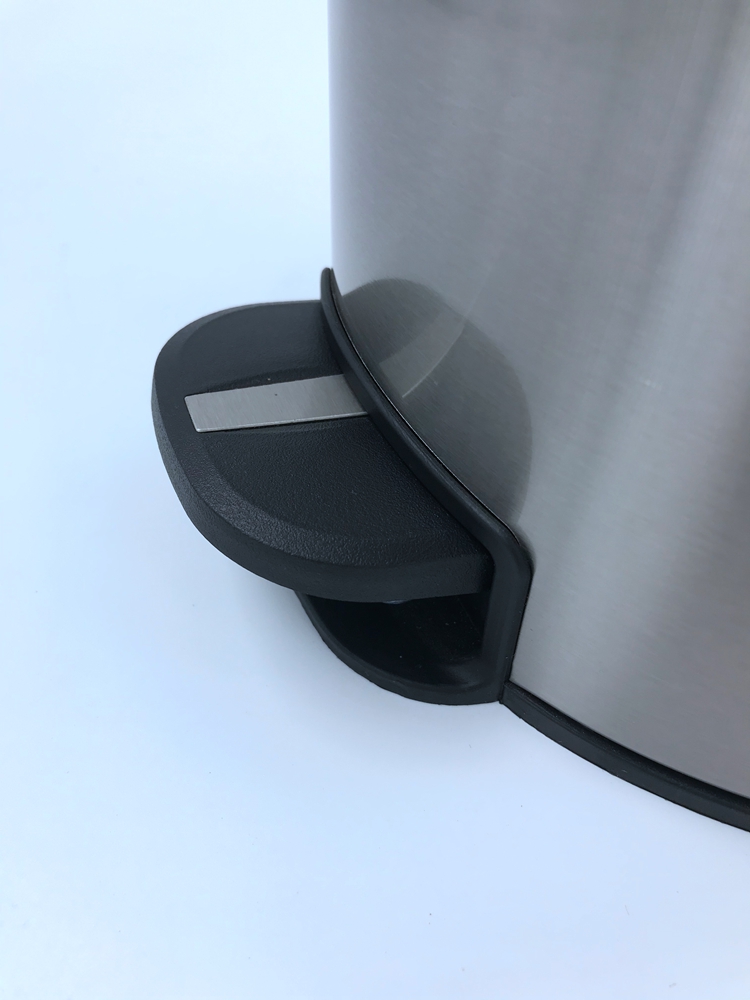 black waste bin with lid Mülleimer mit Deckel Bauabfall